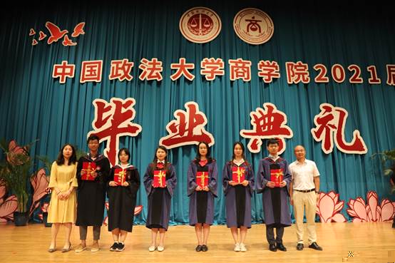 一群人站在台上低可信度描述已自動生成